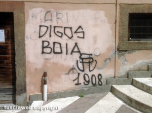 Viterbo - Scritte sui muri a piazza Fani, di fronte alla Provincia