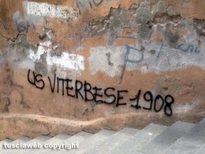 Viterbo - Scritte sui muri in una traversa di via Saffi, angolo chiesa di sant'Angelo