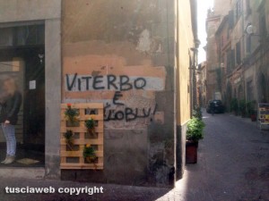 Viterbo - Scritte sui muri a piazza fontana Grande, angolo con via Saffi
