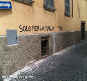Viterbo - Scritte sui muri a via della Pace, angolo con via dell'Orologio vecchio