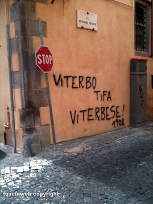 Viterbo - Scritte sui muri a via dell'Orologio vecchio, angolo con via della Pace
