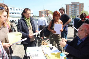 Insieme per Francesca - La raccolta firme per la ragazza fuori dal tribunale