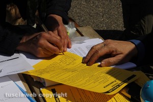 Insieme per Francesca - La raccolta firme per la ragazza fuori dal tribunale