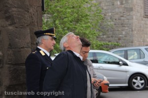 Viterbo - Crolla il tetto della porta del Carmine - Il sopralluogo del sindaco Michelini
