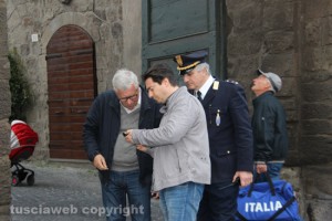 Viterbo - Crolla il tetto della porta del Carmine - Il sopralluogo del sindaco Michelini