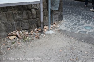 Viterbo - Crolla il tetto della porta del Carmine - Le tegole cadute