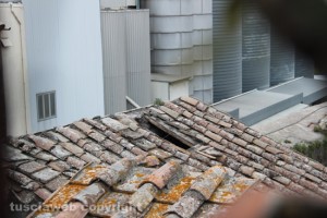 Viterbo - Crolla il tetto della porta del Carmine - Il buco sul tetto