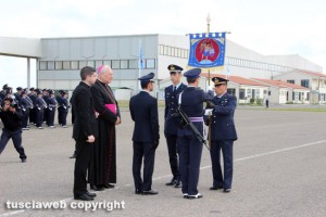 Il vescovo Fumagalli benedice il gagliardetto del 17esimo corso Uriel