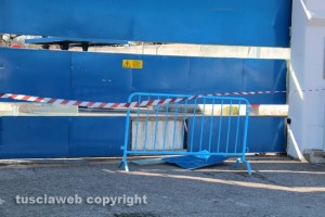 Viterbo - Il cancello danneggiato del comando provinciale dei carabinieri 