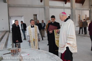 Il vescovo Fumagalli con don Emanuele all'interno della chiesa