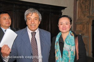 L'assessore Antonio Delli Iaconi accoglie la delegazione di artisti cinesi