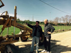 Tarquinia - L'assessore Ranucci con gli operai alla strada degli Orti