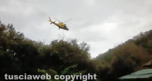 Gallese - Il salvataggio del quarantunenne caduto in un burrone