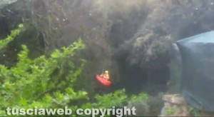 Gallese - Il salvataggio del quarantunenne caduto in un burrone
