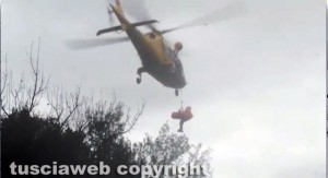 Gallese - Il salvataggio del quarantunenne caduto in un burrone