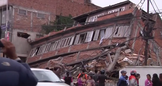 Kathmandu - Un palazzo distrutto dal terremoto