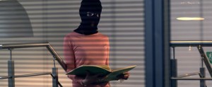 Un'immagine della pubblicità che ritratte i bancari con il passamontagna