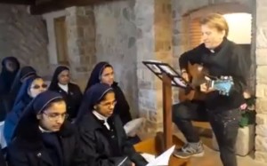 Don Enzo canta Mengoni con le suore missionarie