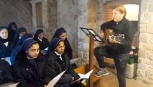 Don Enzo canta Mengoni con le suore missionarie