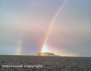 Doppio arcobaleno sull'isola Martana