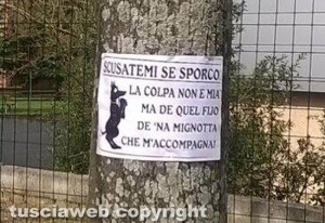 Viterbo - Il singolare cartello che incoraggia a pulire i bisogni dei cani