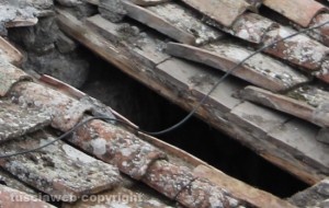 Viterbo - Crolla il tetto della porta del Carmine - Il buco rimasto sul tetto