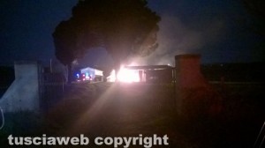 Soriano nel Cimino - Capannone di balle di fieno in fiamme