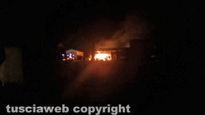 Soriano nel Cimino - Capannone di balle di fieno in fiamme