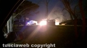 Soriano nel Cimino - Capannone di balle di fieno in fiamme