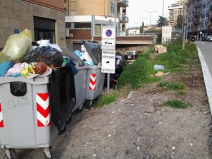 Viterbo -Viterbo - Rifiuti in via Genova il 14 aprile Rifiuti in via Genova 