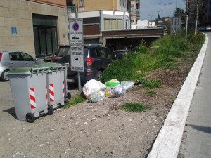 Viterbo - Rifiuti in via Genova il 15 aprile