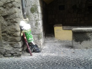 Viterbo - Rifiuti in via Vetulonia il 14 aprile