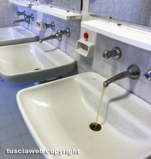 Acqua colorata dai rubinetti di Belcolle