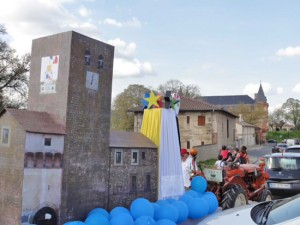 Il carro allegorico che riproduce la torre 