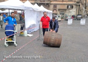 Palio delle botti in piazza del Comune - L'assessore Giacomo Barelli bottarolo