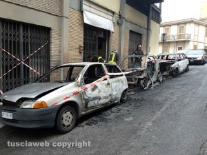 Tre auto in fiamme, vigili del fuoco sul posto