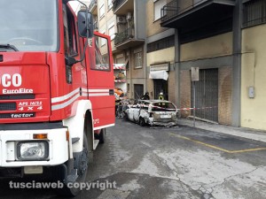 Tre auto in fiamme, vigili del fuoco sul posto