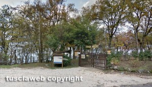 Il ristorante sulla strada provinciale Valle di Vico, cui il conducente del ciclomotore ha sfondato il cancello