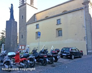 Viterbo - Una macchina parcheggiata al posto dei motorini a via Cesare Dobici