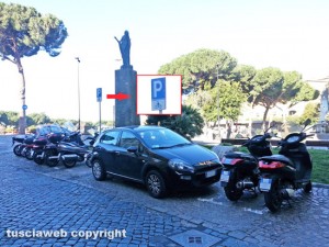 Viterbo - Una macchina parcheggiata al posto dei motorini a via Cesare Dobici