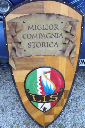 Uno dei premi agli sbandieratori e i musici del Comitato centro storico Viterbo