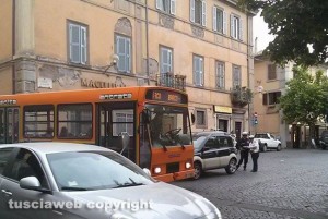 Viterbo - Auto parcheggiata al centro della strada blocca il traffico