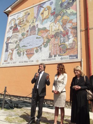 Montefiascone - L'inaugurazione del mosaico alla scuola secondaria di primo grado “Alessandro Manzoni”