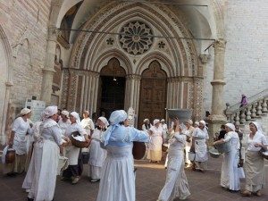 Le lavandaie della Tuscia alla basilica inferiore di Assisi