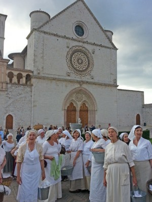 Le lavandaie della Tuscia davanti alla basilica di San Francesco