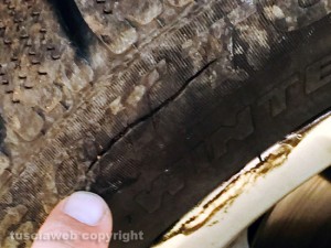 La gomma squarciata per le buche sulla Cassia 