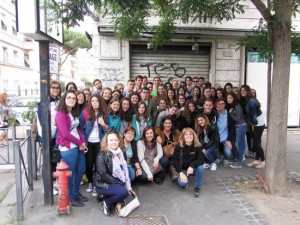 Alcuni studenti dell'Iss Cardarelli di Tarquinia che hanno partecipato alla "Notte bianca della legalità"