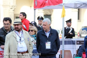 Viterbo - Passa la Mille miglia - Il sindaco MIchelini con il direttore dell'Automobile club Viterbo Lino Rocchi