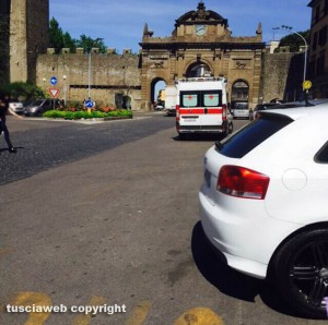 Viterbo - L'ambulanza a piazza della Rocca