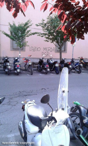 Viterbo - Piazza Crispi - Scritte sul muro del Museo civico